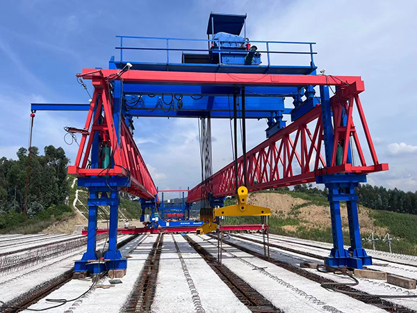 180吨架桥机提起40米T型预制梁精彩瞬间,鞭炮响起来,贯穿云南广南至西畴高速公路年底通车