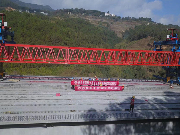 50米跨度自平衡架桥机现场案例，云南那兴高速公路架桥机安装桥梁预制T型梁