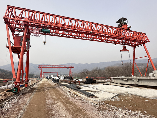 80吨龙门式起重机在云南红河州公路梁场试吊成功！